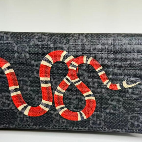 Gucci GG Logo Supreme Wallet with Iconic Red Snake Design - Picture 8 of 9